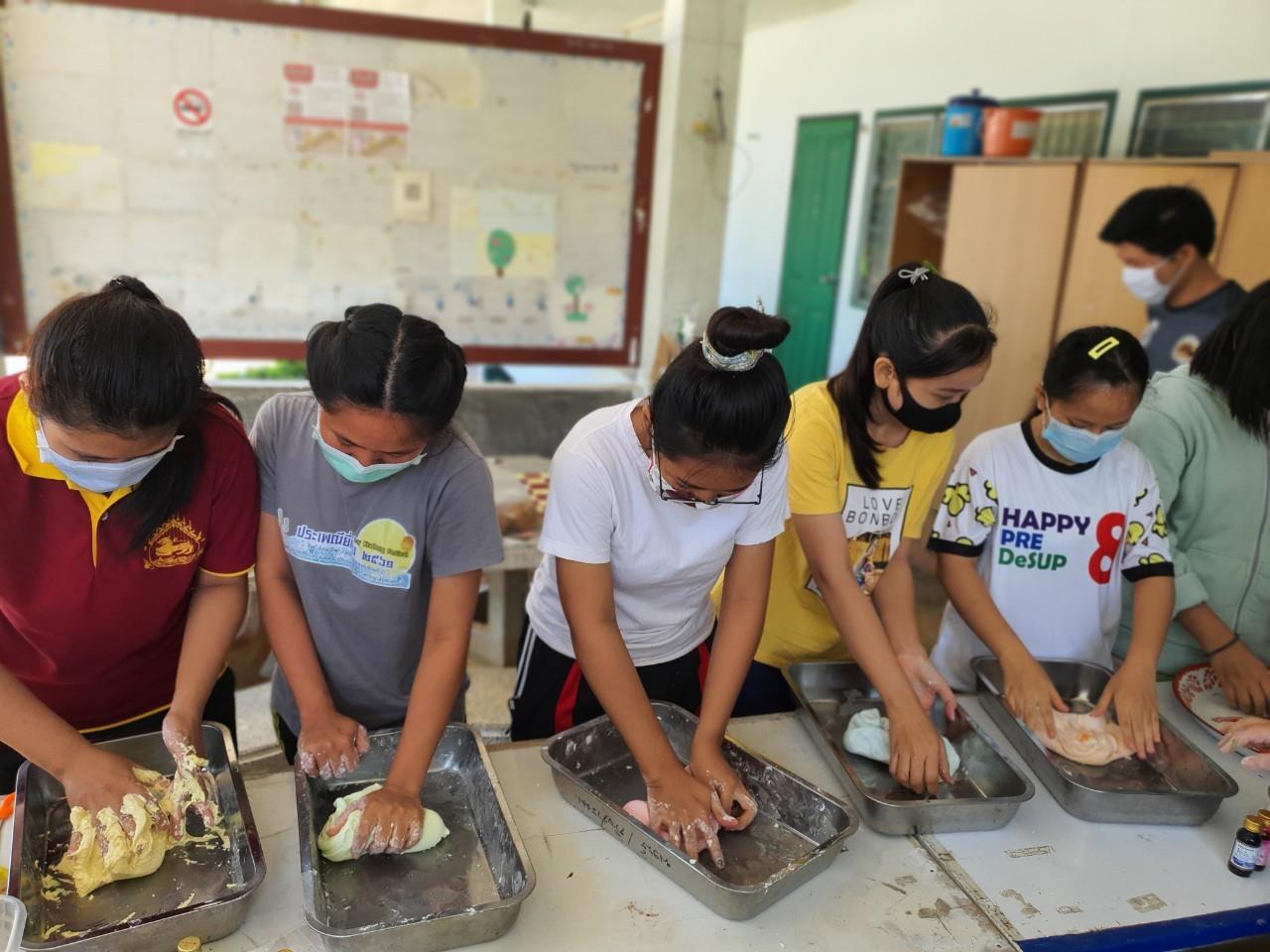 กิจกรรมอบรมเชิงปฎิบัติการ (Work Shop) เพื่อส่งเสริมคุณลักษณะความเป็นไทย (Thainess)